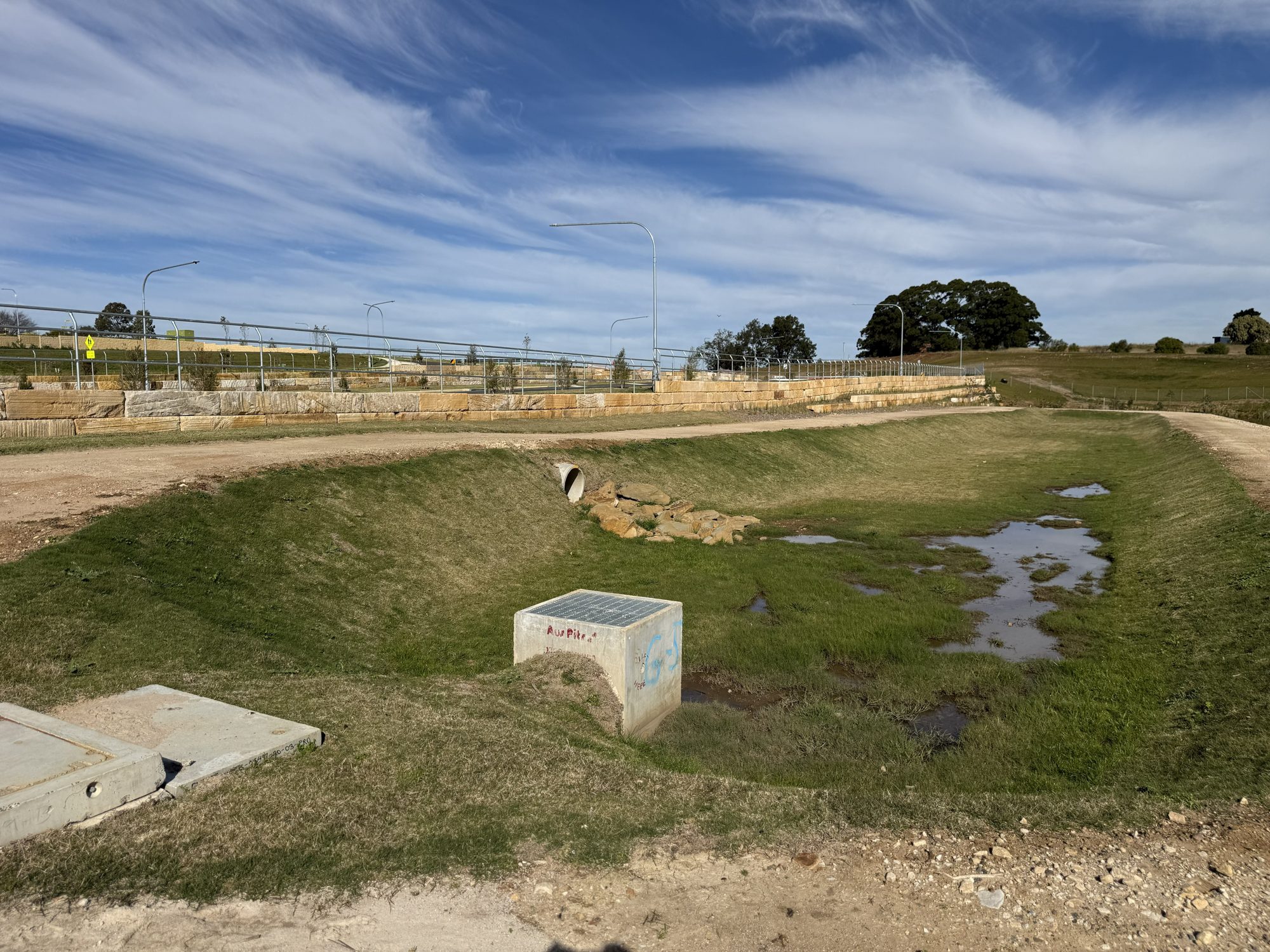 Stormwater detention basin with pit and outlet